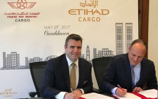 ديفيد كير، نائب أول للرئيس لشؤون الاتحاد للشحن، وأمين الفارسي، نائب الرئيس لشؤون الشحن في الخطوط الملكية المغربية يوقعان على مذكرة التفاهم
